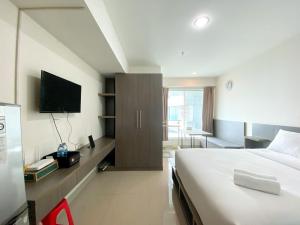 Enjoy Living Studio Room at High Floor Grand Kamala Lagoon Apartment By Travelio
