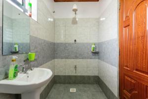 Spacious Penthouse Rooftop Studio with King bed