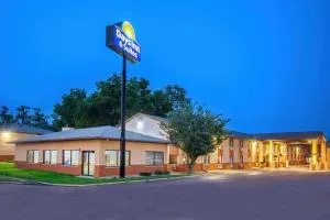 Days Inn & Suites by Wyndham Waterloo - Waterloo