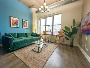 Skyline 2BR in South Loop with Optional Parking & Gym Access Near Museum Campus and McCormick Place