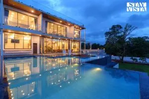 StayVista at Nilaya By The Lake with Infinity Pool - Pāli