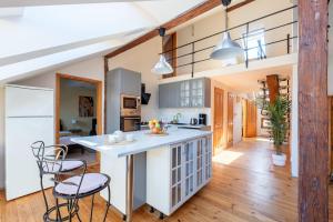 Stylish 2-level apartment near the National Theatre