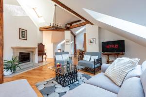 Stylish 2-level apartment near the National Theatre