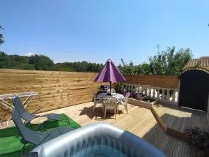 Studio cosy avec terrasse et jacuzzi à disposition de Mai à Août - Esparron