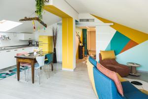 Postcard Lake private parking AC emotional showers