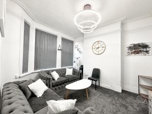 Large Home In Heart Of Bustling Levenshulme - Hébergements non classés à Manchester