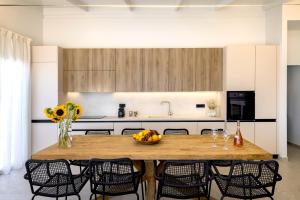 Sunset Beach House, Villa Only 50m from the Beach