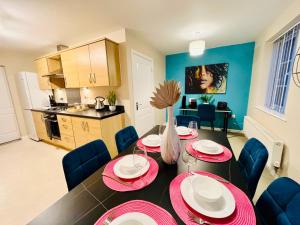 Spacious 4 Bedroom, 3 Bath House by Jesswood Properties Contractors, Business and Leisure with Free Parking and WIFI