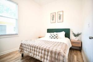 2BR Boho Chic Duplex, Savannah - Near Tybee Island!