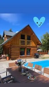 Polana Słowikowa 5 star- domek w górach z jacuzzi, sauna,basen,ogród z lasem, kominek i narty - Stróża