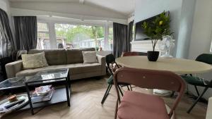 SAYANG26 gezellige gezinsvriendelijke stacaravan op familiecamping De Vossenburcht in natuurgebied Reestdal - no workers allowed