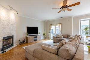 Windy City Getaway - 3BR 2BA Chicago Townhouse home