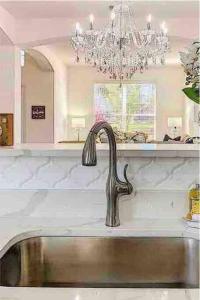 7BD 5BA w Pool Spa Home 10 mins away to Disney