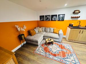 The Hideout - private luxury cabin near the sea with garden area, sea views and parking