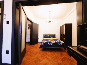 Central Old Town Exclusive - The Musician