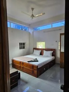 Yogis Stay - Varakal