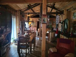 B&B / Chambres d'hotes LA CABANE, petite chambre agreable chez l'habitant, maison toute en bois : Chambre Double