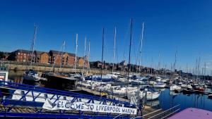 Luxury Boat Stay Liverpool sleeping 6 WiFi