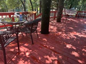 Cozy 3 Bedroom Cabin with Patio, Kids Playground, and Large Grill