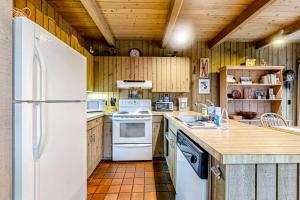 Snowy Peaks Hideaway