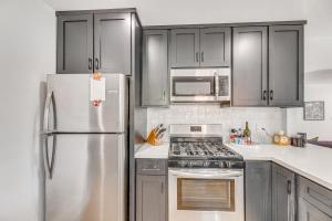 7 Mi to DTLA! Family Home with Furnished Deck