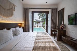 Moonlight by EVDEkimi - Stylish 2BR escape with Tropical garden and Pool