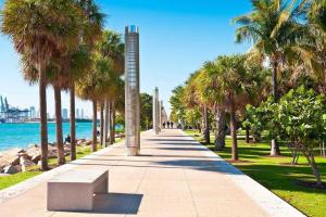 Miami Beach Home, 7 guests, Steps from the beach