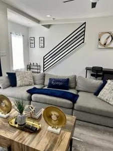 Urban Oasis near Downtown, NRG, Texas Medical center, UH & TSU! - Pierce Junction