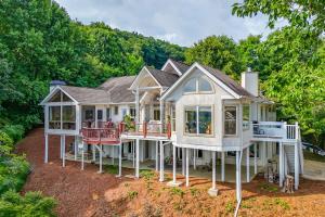Million-Dollar Views and Patio Hiawassee Hideaway