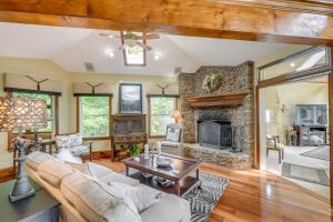 Million-Dollar Views and Patio Hiawassee Hideaway