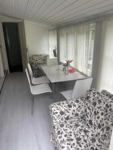 Cozy Guesthouse with Terrace, BBQ & Lake Access