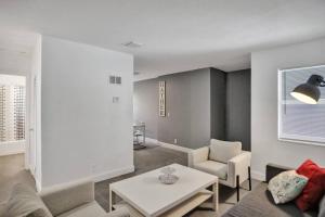Elegant 2Bd Home, West Palm Beach, Steps to Beach