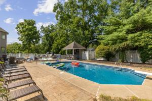 Family Paradise - Pool Theater Games Galore