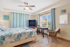 3 Bed Condo Block to Beach 2 Pools Hot Tub