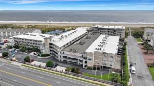 3 Bed Condo Block to Beach 2 Pools Hot Tub