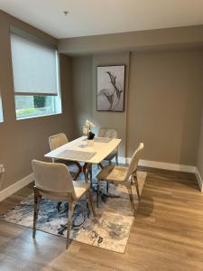 2BR Townhome, Pool, Jacuzzi, Fitness, Free Parking!