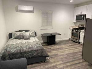 Private guest house with full kitchen and bathroom