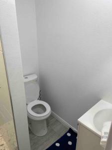 Private guest house with full kitchen and bathroom