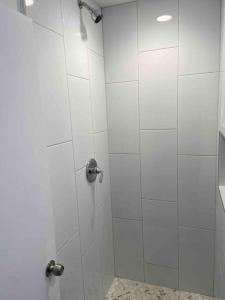 Private guest house with full kitchen and bathroom