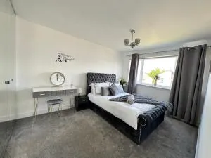 Elite 3 bedroom family house with free parking - Barrhead