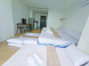 1908 Pool Gym Wi-Fi with Netflix Near Ayala and IT Park