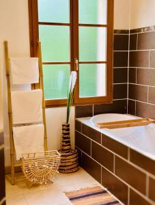 Maisons de vacances Jacuzzi BBQ Parking Maison Privee Confortable : photos des chambres