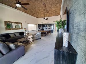 Spacious Villa 14 Beachfront