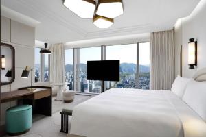 grand masters suite, 1 bedroom suite, 1 king, city view, corner room