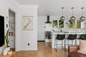 5min walk to CBD - Keyless Entry - Tolaga Bay