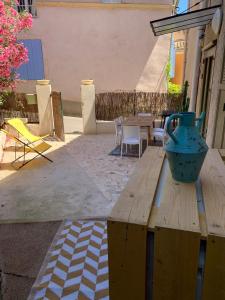 Maisons de vacances Maison La belle de Cadenet proche Lourmarin : Maison 4 Chambres