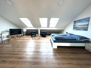 Neue Einzimmer Dachwohnung