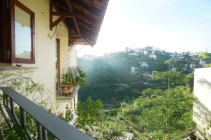 Phòng Gia đình nhìn ra Núi (Family Room with Mountain View)