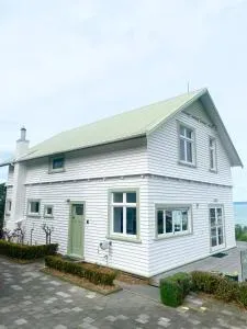 Spectacular View atop Napier Hill - Space for all! - Onekawa