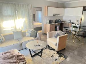 4 Elizabeth Place - Beautiful 1 bedroom unit next to Kyalami Racetrack with free WiFi swimming pool gym and restaurant - Perfect for a Couple in Midrand Waterfall